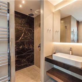 3 bedroom penthouse apartment with pool in Chania town, sleeps 6